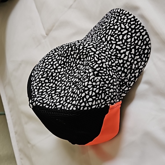 Lululemon athletica cap NWOT - Picture 2 of 5